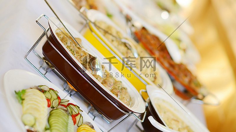 许多消费者在选购坚果炒货时容易陷入以下误区：